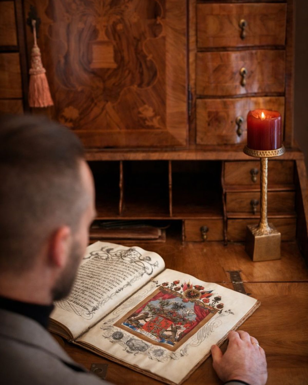 Fabian Westerheide beim Lesen einer historischen Handschrift