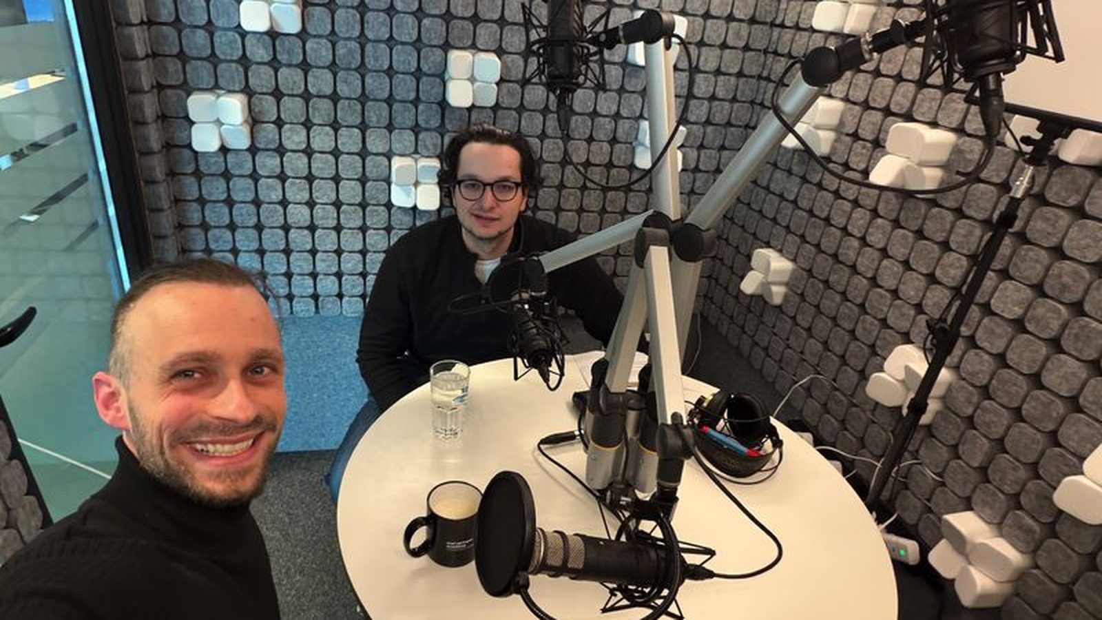 Fabian Westerheide im Podcast-Studio mit Leo Ginsburg, Business Insider