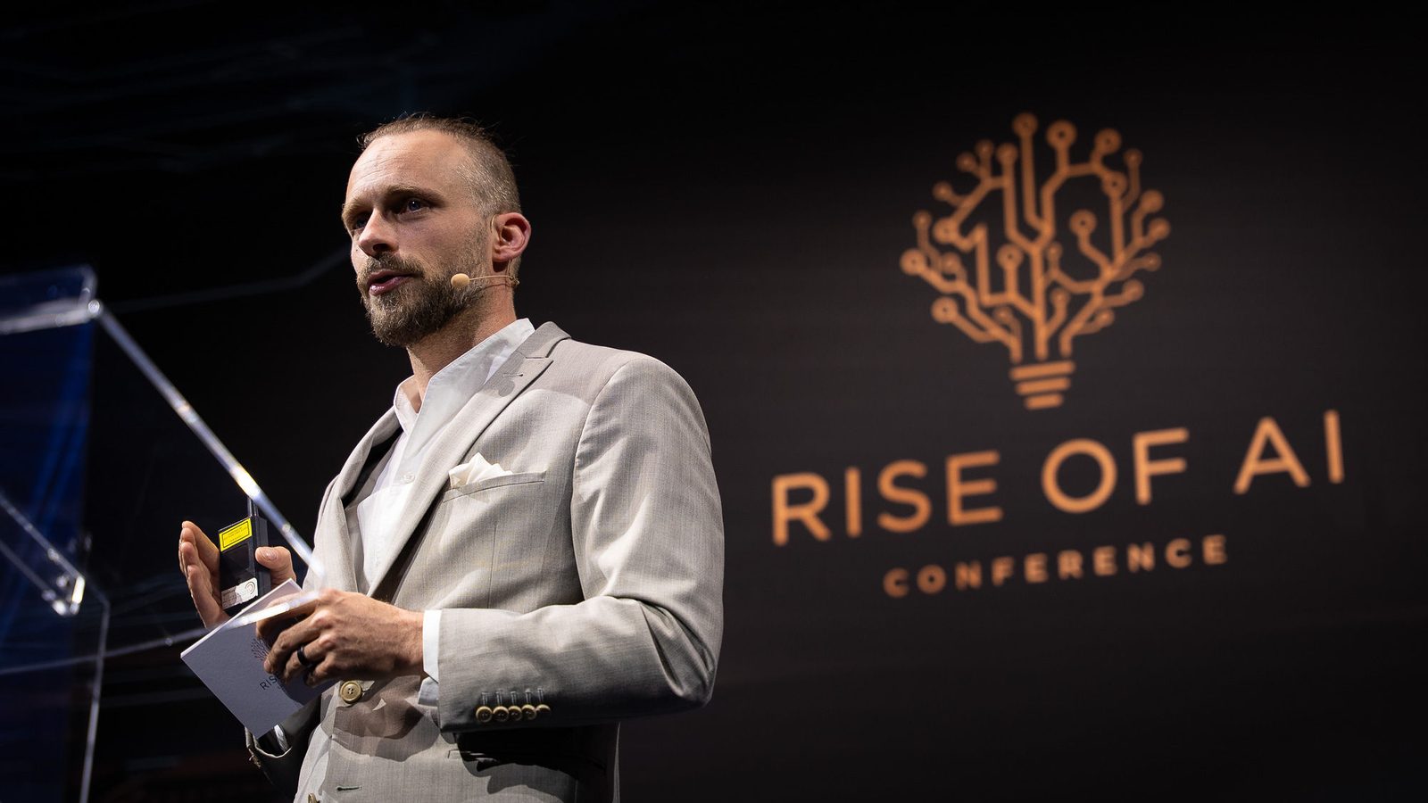Fabian Westerheide auf der Bühne der Rise of AI Conference