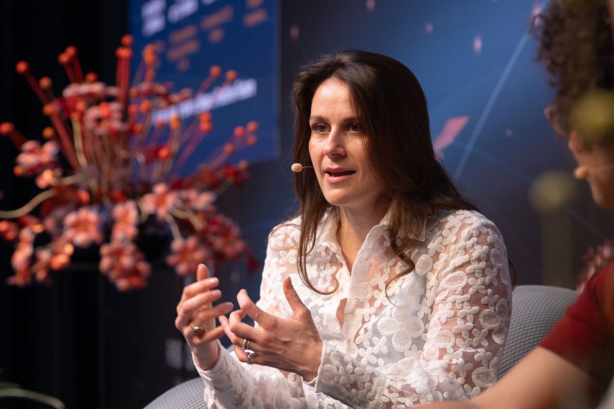 Annika von Mutius spricht auf der Bühne der Rise of AI 2025