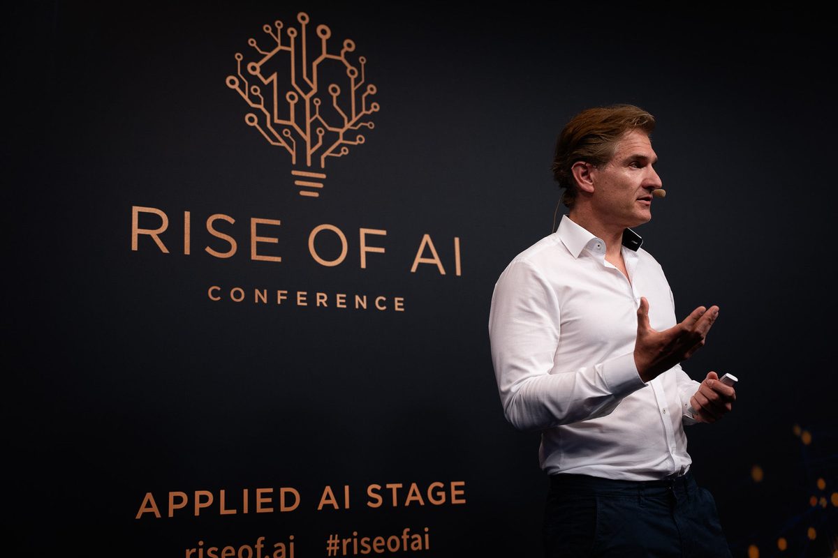 Christian Guttmann spricht auf der Bühne der Rise of AI 2026