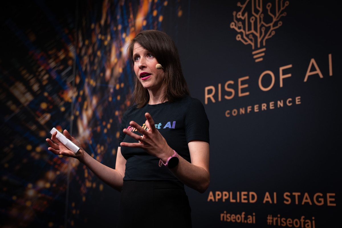 Eva Gengler spricht auf der Bühne der Rise of AI 2026