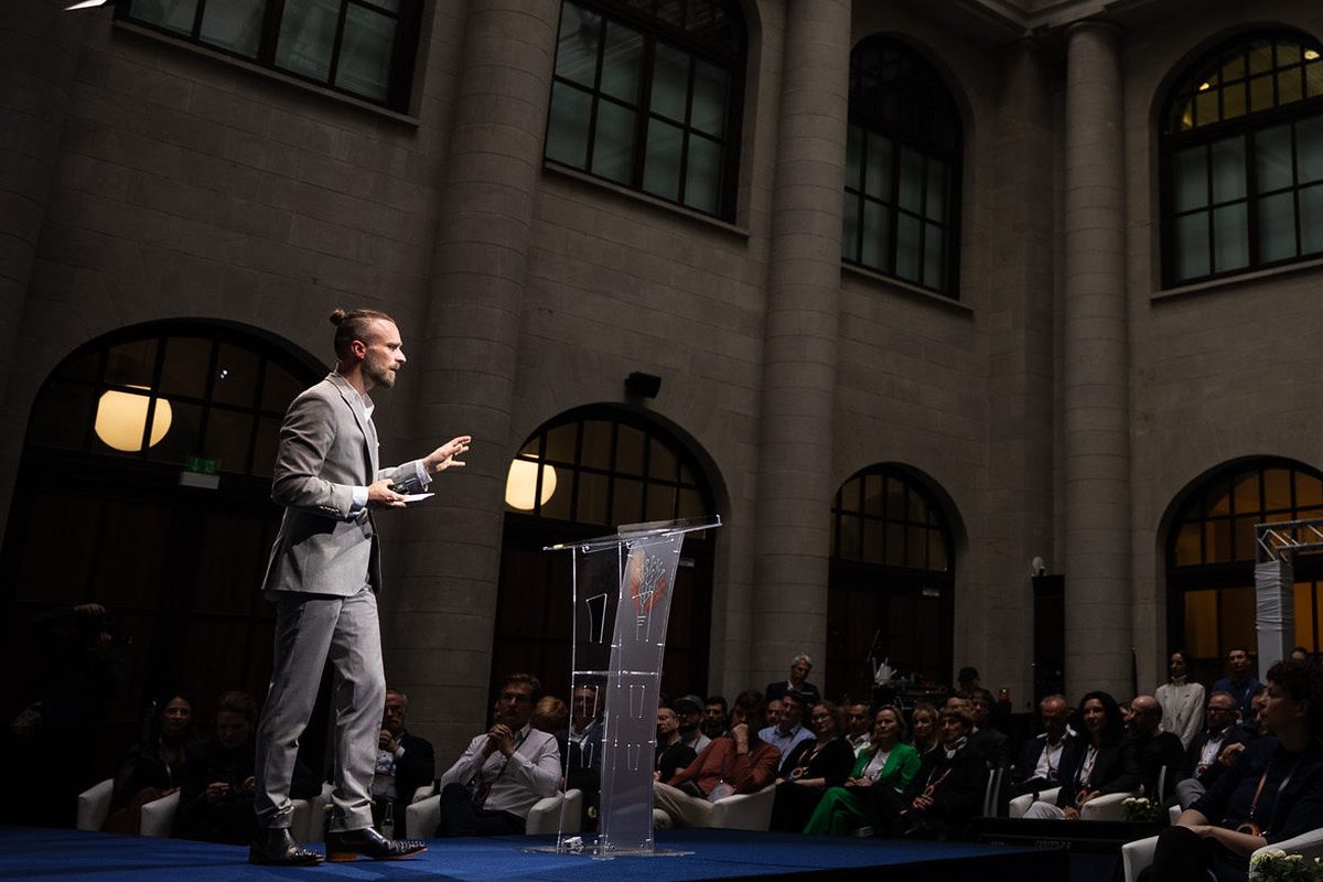 Fabian Westerheide spricht auf der Bühne der Rise of AI 2026