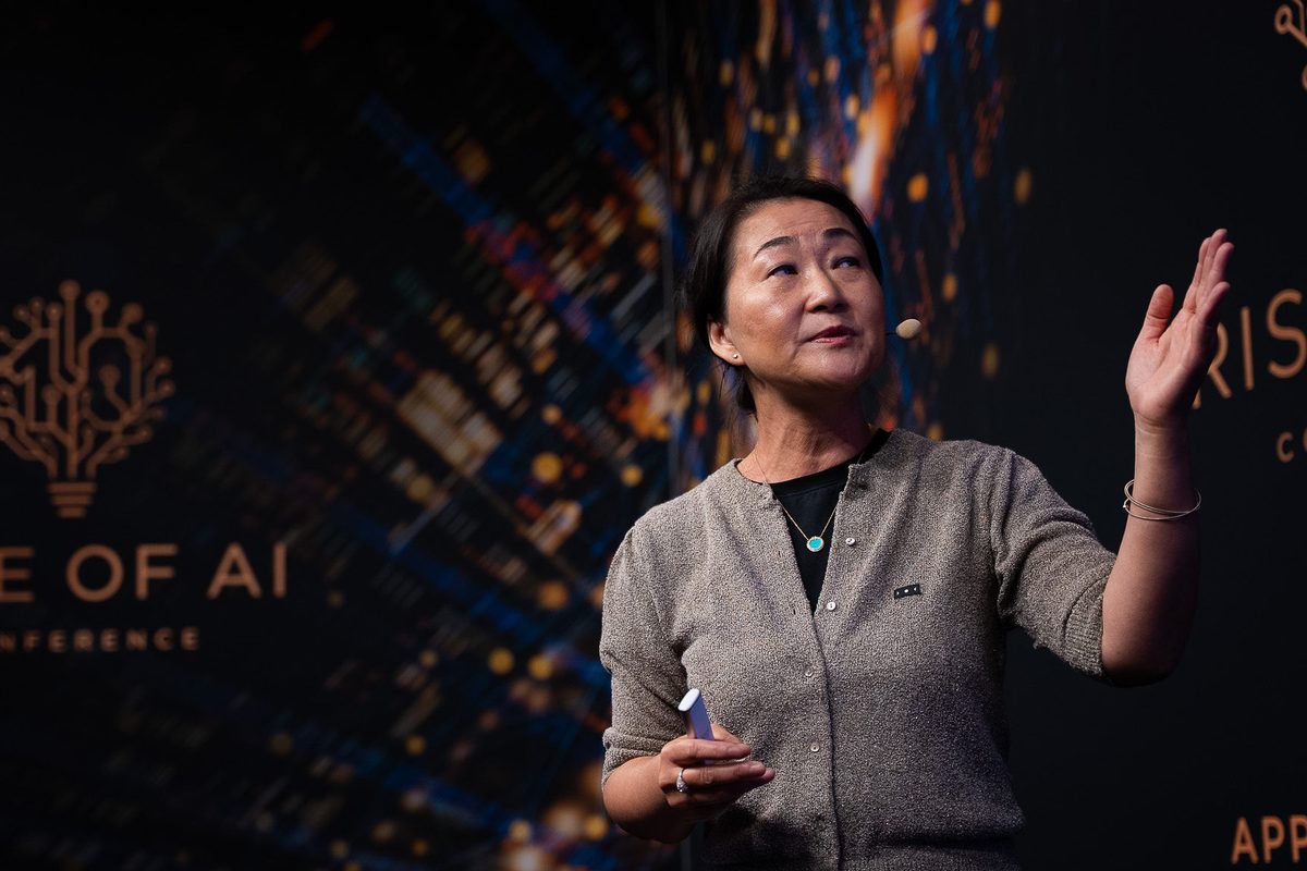 Feiyu Xu spricht auf der Bühne der Rise of AI 2026