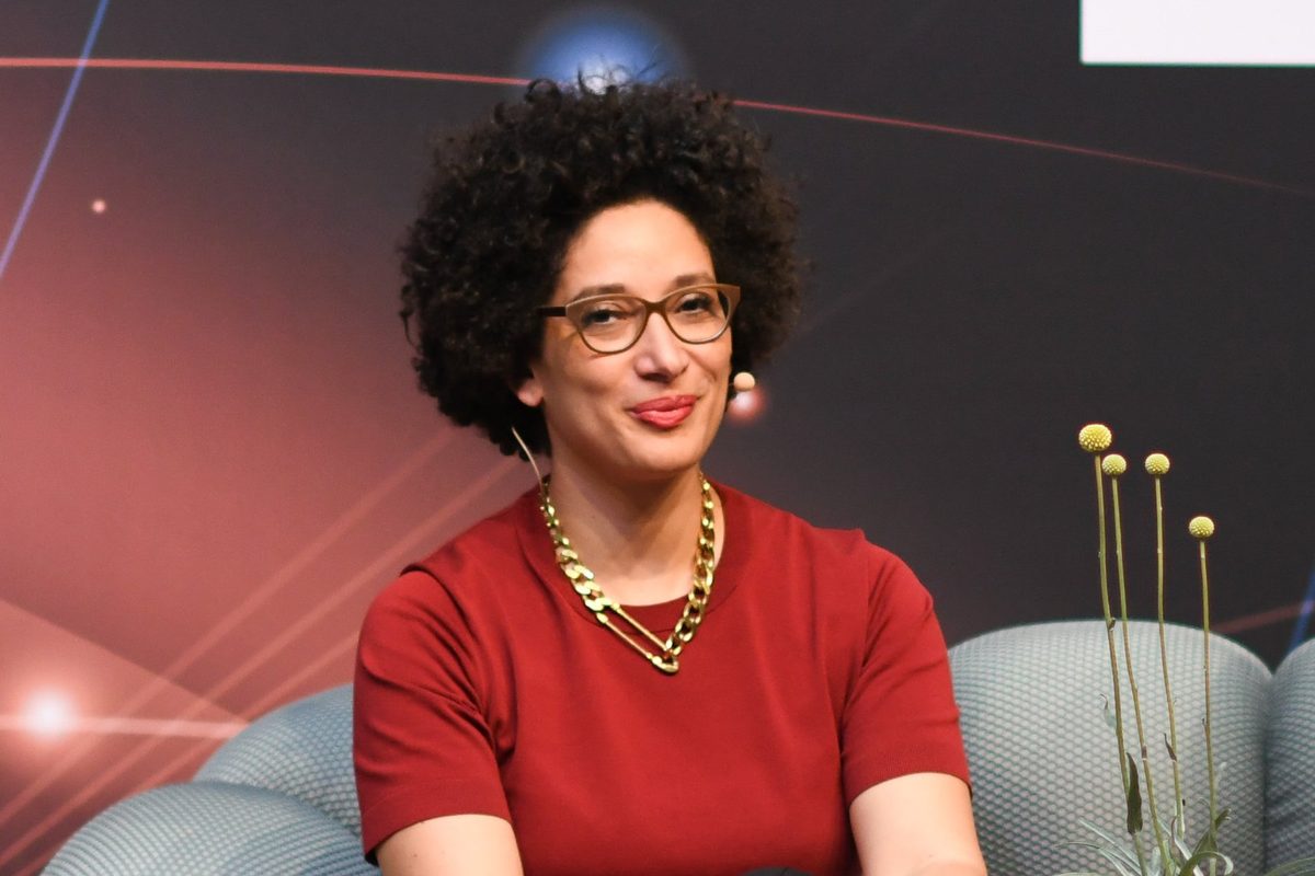 Kenza Ait Si Abbou spricht auf der Bühne der Rise of AI 2026