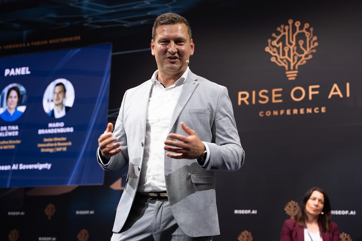 Mario Brandenburg spricht auf der Bühne der Rise of AI 2026