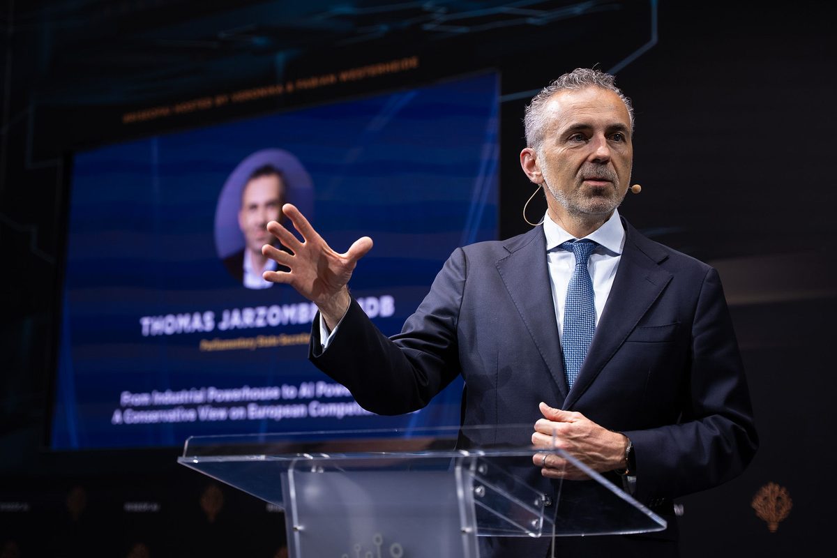 Thomas Jarzombek spricht auf der Bühne der Rise of AI 2026