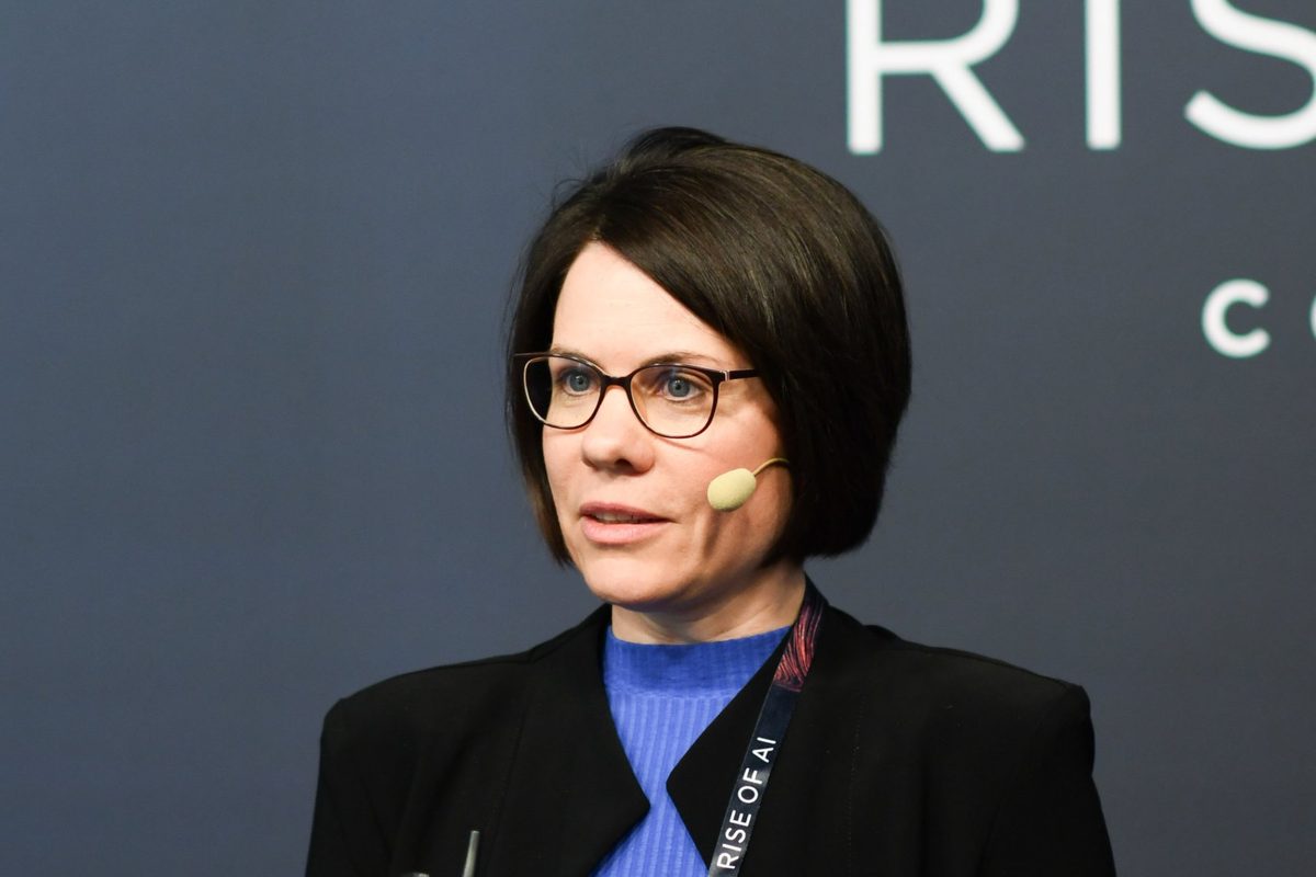 Tina Klüwer spricht auf der Bühne der Rise of AI 2025